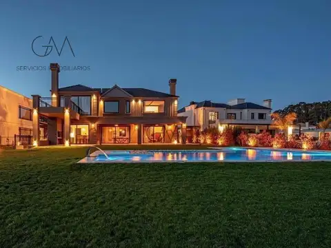 Casa en Venta con 2 cocheras