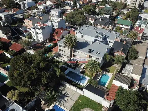 EXCELENTE DEPTO. 3 AMBIENTES CON COCHERAS, BALCÓN Y BAULERA
