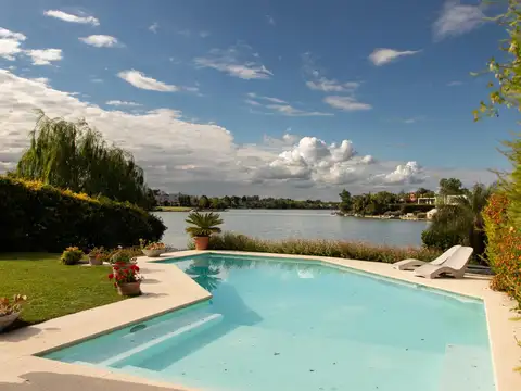 Venta Casa 6 Ambientes Santa Bárbara Tigre, con Escritorio y Playroom,