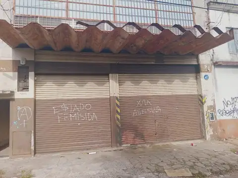 Galpón en zona semi industrial (Paso 600 - Morón)