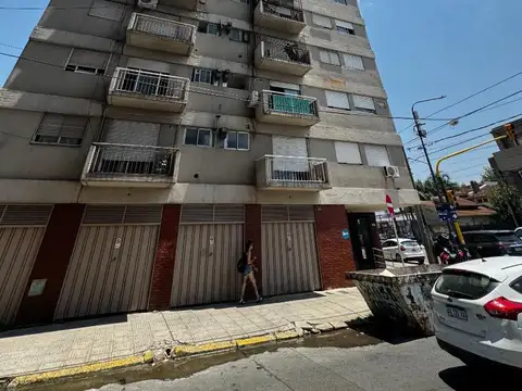 Venta Depto 2 Ambientes Luminoso con Cochera Fija