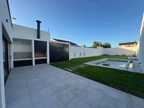 Casa en Venta con 2 cocheras
