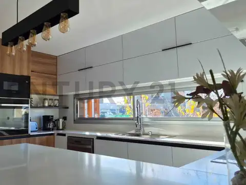 Casa en Venta con 3 cocheras
