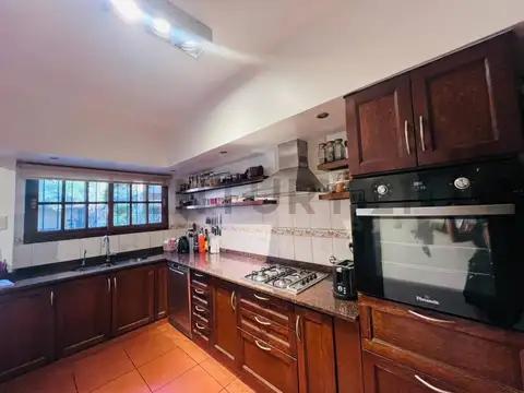 VENTA CASA 5 AMB. CON PILETA | QUINCHO | CASTELAR