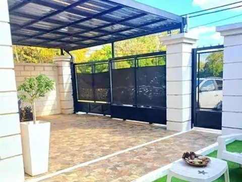 Casa en Venta con 2 cocheras