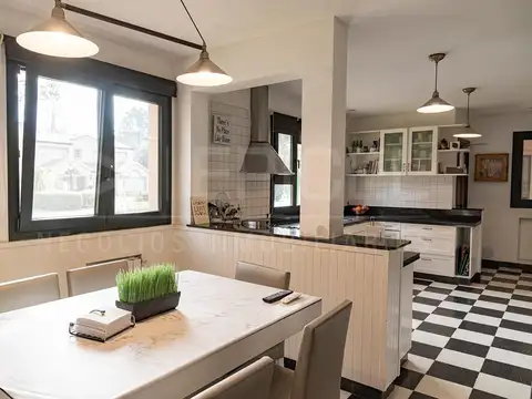 Casa en Venta con 2 cocheras