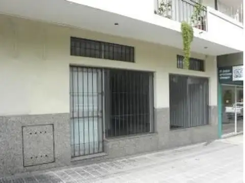 Local a 1/2 cuadra de Av. Rocca