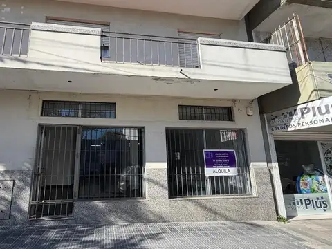 Local a 1/2 cuadra de Av. Rocca