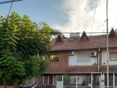 TRIPLEX 4 AMBIENTES CON COCHERA