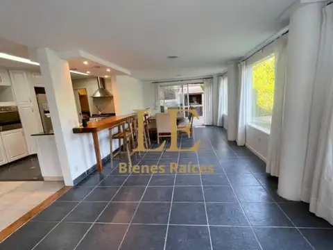 Casa en Alquiler con 3 cocheras