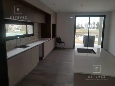Casa 7 ambientes con 4 baños