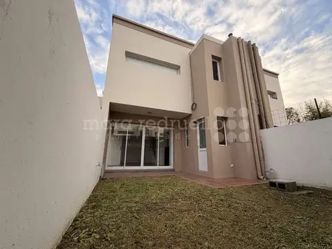 VENTA DE DUPEX DEPARTAMENTO EN CHASCOMUS ZONA SEGURA Y TRANQUILA CON COCHERA Y PATIO