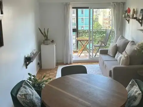 Se alquila hermoso depto de 2 amb sobre la calle Oro 2500. Palermo nuevo. Piso alto con balcón al frente. Muy luminoso.