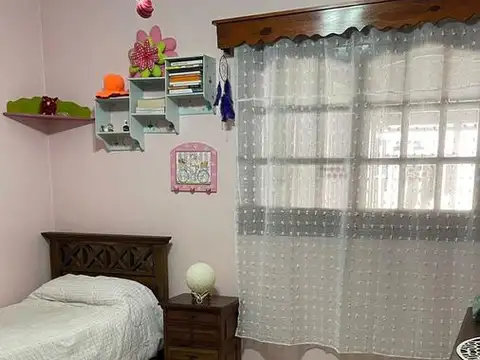 Casa 4 ambientes con una cochera en Bernal