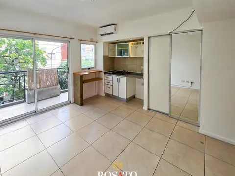 Venta monoambiente al frente con balcón y amenities en Flores Sur – Apto crédito y apto profesional