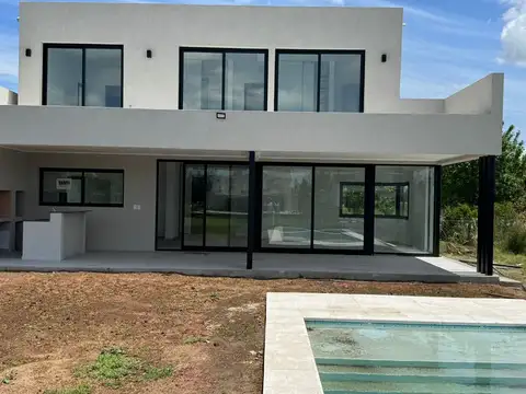 Casa 5 ambientes con 3 baños