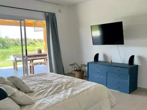 Casa en una planta con pileta sobre la laguna