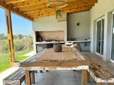 Casa en Alquiler con 3 cocheras
