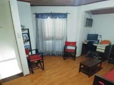 EXCELENTE CASA 6 AMBIENTES SOBRE ESQUINA  CON COCHERA