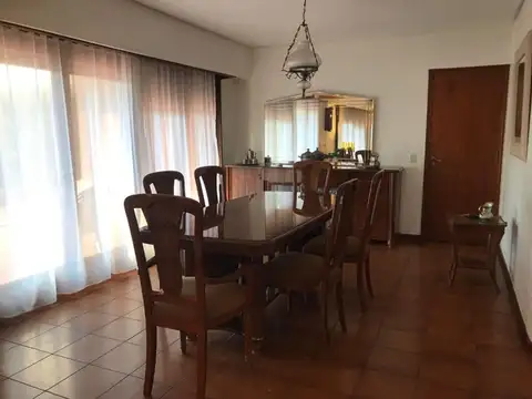 Casa en Venta con 4 cocheras