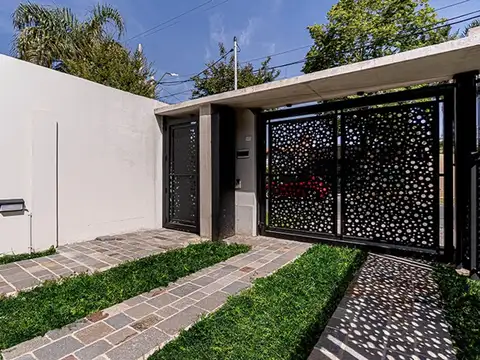 Casa en Venta con 2 cocheras