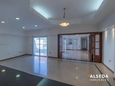 Excepcional casa de Estilo Frances  Barrio Lourdes