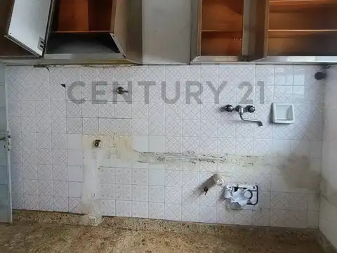 Venta Casa 3 Dormitorios a Refaccionar Liniers Patio, Balcón y Terraza.