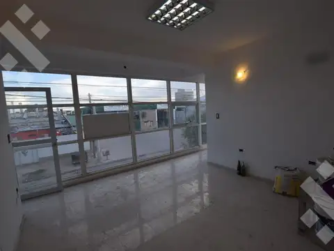 Oficina 6 ambientes con 1 baño