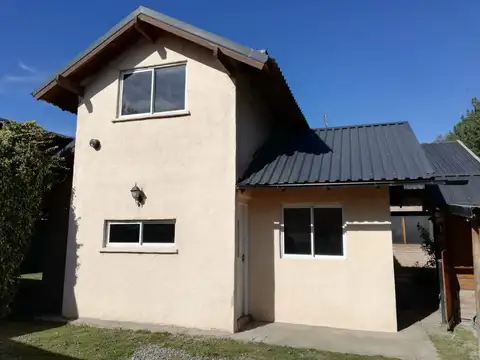 Cómoda casa de dos ambientes, en dos plantas, con entrada pasante de auto y amplio jardín.