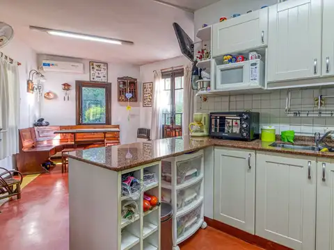 Casa 4 ambientes con 2 baños