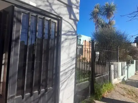 CASA EN BARRIO PADRE JUAN - ACEPTA AUTO EN PARTE DE PAGO