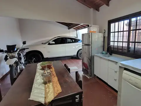 Casa 3 Ambientes en Martínez - Jardín, Parrilla, Jacuzzi y Cochera Para 4 Autos