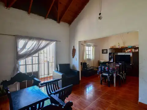 CASA EN VENTA HERNANDEZ 4 DORMITORIOS MAS LOCAL