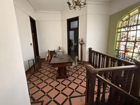 Casa 11 ambientes con 2 baños
