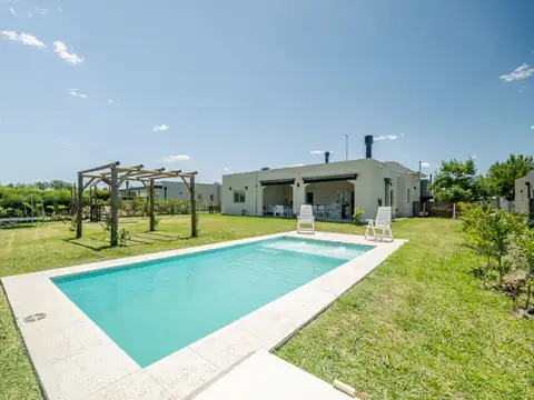 Casa en venta 5 amb El Canton Islas con pileta