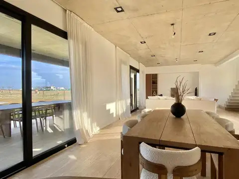 Casa 6 ambientes con 4 baños