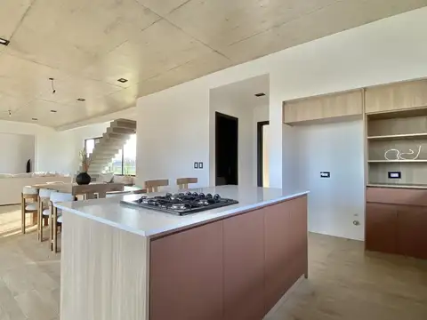 Casa en Venta con 4 cocheras
