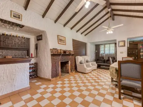 Casa 4 ambientes con 2 baños