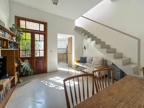 Casa tipo dúplex de pasillo con 1 dormitorio, patio y balcón