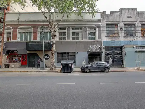 Terreno sobre avenida en importante foco comercial