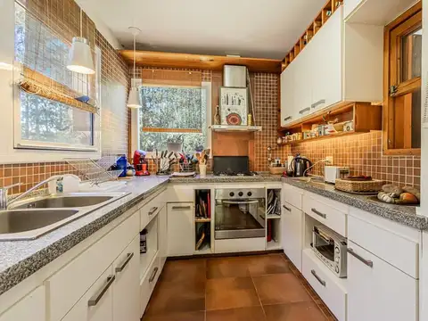 Casa 4 ambientes con 2 baños