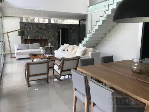 Casa 5 ambientes con 3 baños