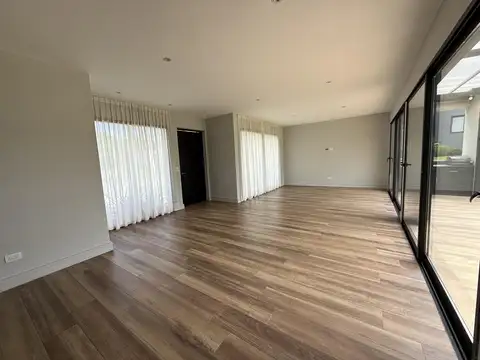 Casa en Alquiler con 1 cochera