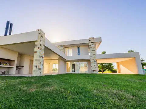 VENTA- Casa 3 Dormitorios con Jardín, Puerto Roldan