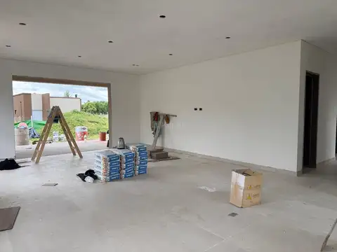 BARRIO SANTA ELISA VENTA CASA 4 DORMITORIOS A ESTRENAR .