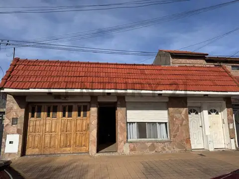 8 e/523 bis y 524 Casa en VENTA – 2 dorm, patio y cochera – USD 67.000