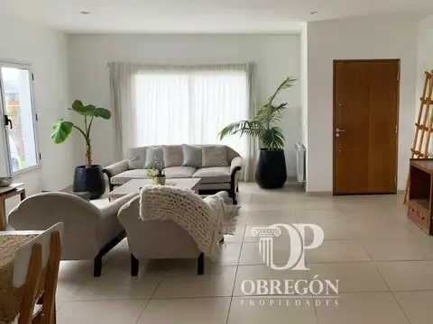 Casa 5 ambientes con 2 baños