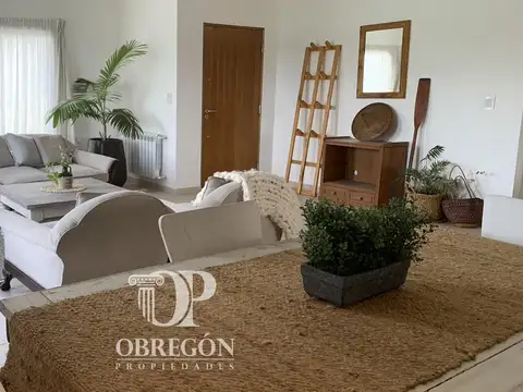 Casa en Alquiler con 3 cocheras