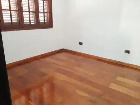 Casa en Alquiler con 2 cocheras