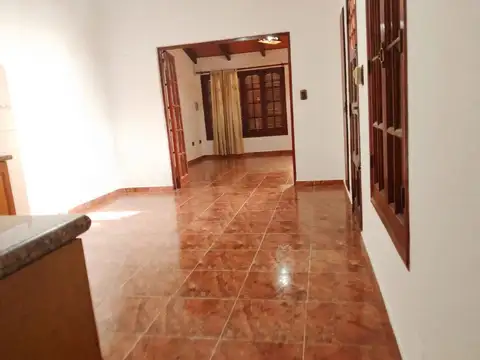 Casa 7 ambientes con 2 baños